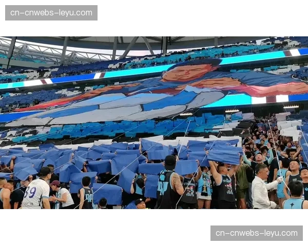 朗斯主场北看台展示巨型TIFO，图案致敬俱乐部历史上的波兰裔球员