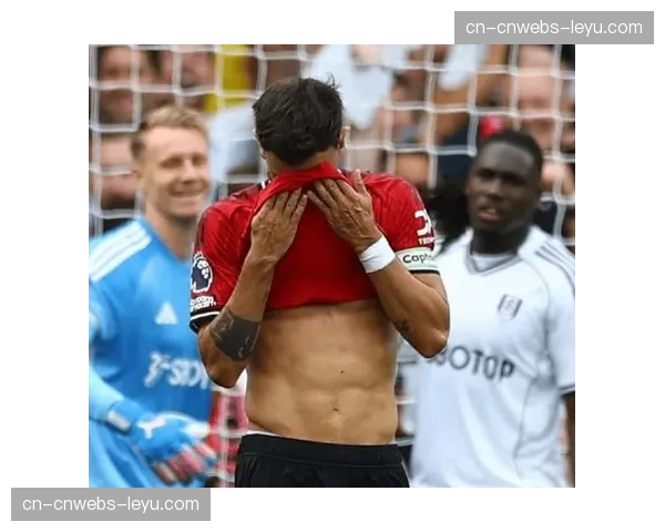 半场战报:十人曼联0-2落后布伦特福德,B费抗议判罚染黄 半场战报:十人曼联0-2落后布伦特福德,B费抗议判罚染黄