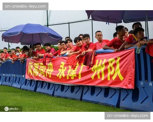 温情时刻:看台上小球迷举牌为患病母亲加油,获双方球员签名球衣 温情时刻:看台上小球迷举牌为患病母亲加油,获双方球员签名球衣